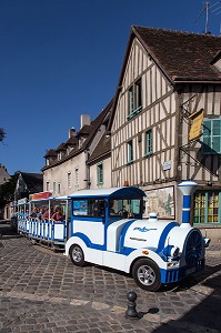 PETIT TRAIN BLEU DANS LA BASSE VILLE DEVANT LE RESTAURANT L'ESTOCADE,  RUE DE LA TANNERIE DEVANT LE RESTAURANT L'ESTOCADE, CHARTRES (28), FRANCE 