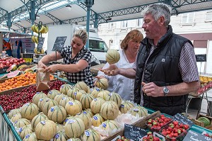 ETALAGE DE FRUITS ET LEGUMES, MARCHE COUVERT, CHARTRES (28), FRANCE 