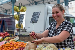 VENDEUSE MARINE DIOP, ETALAGE DE FRUITS ET LEGUMES, MARCHE COUVERT, CHARTRES (28), FRANCE 