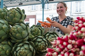 VENDEUSE MARINE DIOP, ETALAGE DE FRUITS ET LEGUMES, MARCHE COUVERT, CHARTRES (28), FRANCE 