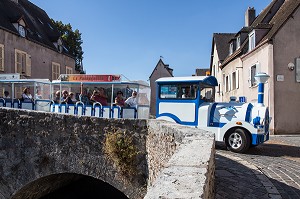 PETIT TRAIN BLEU DANS LA BASSE VILLE DE CHARTRES (28), FRANCE 