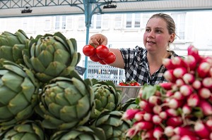 VENDEUSE MARINE DIOP, ETALAGE DE FRUITS ET LEGUMES, MARCHE COUVERT, CHARTRES (28), FRANCE 