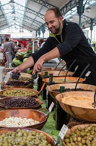 ANTOINE GARREAU, VENDEUR D'OLIVES ET D'ANTIPASTIS, MARCHE COUVERT, CHARTRES (28), FRANCE 