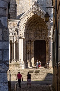 PORTAIL NORD VUE DE LA RUE SAINT-YVES, CATHEDRALE NOTRE-DAME, CHARTRES (28), FRANCE 