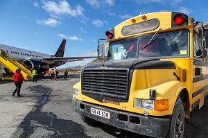 BUS DE TRANSPORT DES PASSAGERS, AEROPORT INTERNATIONAL DE KANGERLUSSUAQ AU NORD DU CERCLE POLAIRE, GROENLAND 