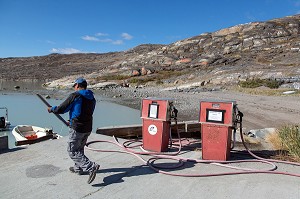 STATION DE CARBURANT SUR LE PETIT PORT DE KANGERLUSSUAQ, GROENLAND 