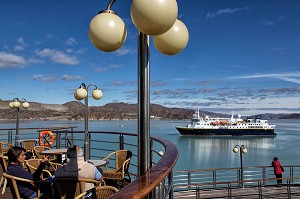 BATEAU DU NATIONAL GEOGRAPHIC EXPLORER DEPUIS LE PONT DU PAQUEBOT ASTORIA, KANGERLUSSUAQ, GROENLAND 