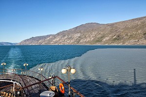 ARRIVEE DES ALLUVIONS DU GLACIER DANS L'EAU BLEU, NAVIGATION DANS LE FJORD DE KANGERLUSSUAQ, GROENLAND 