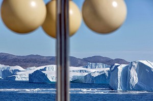 PASSERELLE DE L'ASTORIA, DECOUVERTE DES ICEBERGS DU FJORD DE GLACE, GLACIER JAKOBSHAVN, LONG DE 65 KILOMETRES PROVENANT DE L’INLANDSIS, SERMEQ KUJALLEQ, ILULISSAT, GROENLAND 