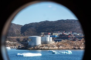 CUVES DE PETROLE DU PORT ET ICEBERGS DU FJORD DE GLACE, GLACIER JAKOBSHAVN, LONG DE 65 KILOMETRES PROVENANT DE L’INLANDSIS, SERMEQ KUJALLEQ, ILULISSAT, GROENLAND 