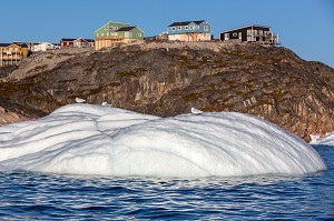 MOUETTES ET ICEBERG ET MAISONS SUR LA COLLINE D'ILULISSAT, GROENLAND 