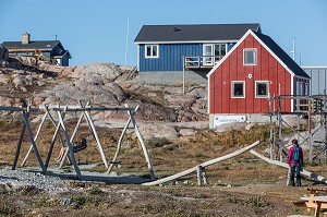 ENFANTS SUR L'AIRE DE JEUX, ILULISSAT, GROENLAND 