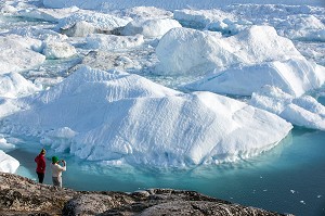 TOURISTES DEVANT LE SPECTACLE DE LA RIVIERE DE GLACE, GLACIER JAKOBSHAVN LONG DE 65 KILOMETRES PROVENANT DE L'INLANDSIS, SERMEQ KUJALLEQ, ILULISSAT, GROENLAND 