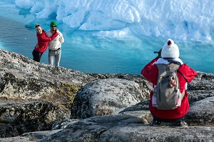 TOURISTES DEVANT LE SPECTACLE DE LA RIVIERE DE GLACE DU FJORD, GLACIER JAKOBSHAVN, LONG DE 65 KILOMETRES PROVENANT DE L’INLANDSIS, SERMEQ KUJALLEQ, ILULISSAT, GROENLAND 