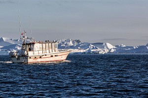 BATEAU POUR LES TOURISTES, RIVIERE DE GLACE DU FJORD, GLACIER JAKOBSHAVN, LONG DE 65 KILOMETRES PROVENANT DE L’INLANDSIS, SERMEQ KUJALLEQ, ILULISSAT, GROENLAND 
