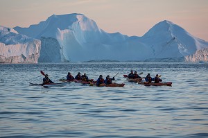 CANOES KAYAK A LA TOMBEE DE LA NUIT DEVANT LES ICEBERGS DU FJORD DE GLACE, GLACIER JAKOBSHAVN, LONG DE 65 KILOMETRES PROVENANT DE L’INLANDSIS, SERMEQ KUJALLEQ, ILULISSAT, GROENLAND 