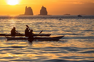 CANOES KAYAK AU COUCHER DE SOLEIL SUR LES ICEBERGS DU FJORD DE GLACE, GLACIER JAKOBSHAVN, LONG DE 65 KILOMETRES PROVENANT DE L’INLANDSIS, SERMEQ KUJALLEQ, ILULISSAT, GROENLAND 