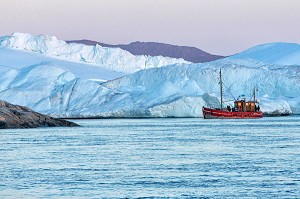BATEAU AU MILIEU DES ICEBERGS DU FJORD DE GLACE, GLACIER JAKOBSHAVN, LONG DE 65 KILOMETRES PROVENANT DE L’INLANDSIS, SERMEQ KUJALLEQ, ILULISSAT, GROENLAND 