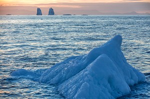 ICEBERGS DU FJORD DE GLACE, GLACIER JAKOBSHAVN, LONG DE 65 KILOMETRES PROVENANT DE L’INLANDSIS, SERMEQ KUJALLEQ, ILULISSAT, GROENLAND 