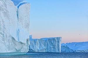 ICEBERGS DU FJORD DE GLACE, GLACIER JAKOBSHAVN, LONG DE 65 KILOMETRES PROVENANT DE L’INLANDSIS, SERMEQ KUJALLEQ, ILULISSAT, GROENLAND 