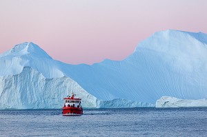 BATEAU DE NAVIGATION TOURISTIQUE AU MILIEU DES ICEBERGS DU FJORD DE GLACE, GLACIER JAKOBSHAVN, LONG DE 65 KILOMETRES PROVENANT DE L’INLANDSIS, SERMEQ KUJALLEQ, ILULISSAT, GROENLAND 