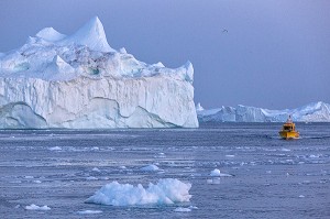 BATEAU TAXI (WATER TAXI) DEVANT LES ICEBERGS DU FJORD DE GLACE, GLACIER JAKOBSHAVN, LONG DE 65 KILOMETRES PROVENANT DE L’INLANDSIS, SERMEQ KUJALLEQ, ILULISSAT, GROENLAND 