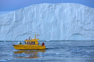 BATEAU TAXI (WATER TAXI) DEVANT LES ICEBERGS DU FJORD DE GLACE, GLACIER JAKOBSHAVN, LONG DE 65 KILOMETRES PROVENANT DE L’INLANDSIS, SERMEQ KUJALLEQ, ILULISSAT, GROENLAND 