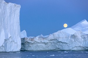 LEVER DE LUNE APRES LE COUCHER DE SOLEIL SUR LES ICEBERGS DU FJORD DE GLACE, GLACIER JAKOBSHAVN, LONG DE 65 KILOMETRES PROVENANT DE L’INLANDSIS, SERMEQ KUJALLEQ, ILULISSAT, GROENLAND 