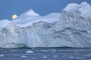 LEVER DE LUNE APRES LE COUCHER DE SOLEIL SUR LES ICEBERGS DU FJORD DE GLACE, GLACIER JAKOBSHAVN, LONG DE 65 KILOMETRES PROVENANT DE L’INLANDSIS, SERMEQ KUJALLEQ, ILULISSAT, GROENLAND 