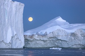 LEVER DE LUNE APRES LE COUCHER DE SOLEIL SUR LES ICEBERGS DU FJORD DE GLACE, GLACIER JAKOBSHAVN, LONG DE 65 KILOMETRES PROVENANT DE L’INLANDSIS, SERMEQ KUJALLEQ, ILULISSAT, GROENLAND 