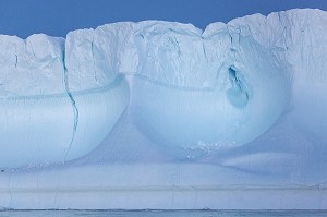 FORME SURPRENANTE DES ICEBERG DU FJORD DE GLACE, GLACIER JAKOBSHAVN, LONG DE 65 KILOMETRES PROVENANT DE L’INLANDSIS, SERMEQ KUJALLEQ, ILULISSAT, GROENLAND 