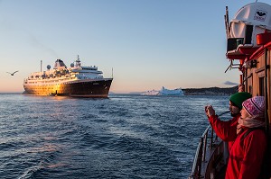 COUPLES DE TOURISTES DEVANT LE COUCHER DE SOLEIL SUR LE BATEAU DE CROISIERE ASTORIA, ILULISSAT, GROENLAND 