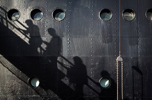 OMBRES DES PASSAGERS SUR LA PASSERELLE POUR MONTER A BORD, BATEAU DE CROISIERE ASTORIA, GROENLAND 