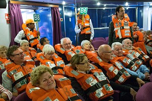 EXERCICE DE SECOURS D'EVACUATION AVEC LE GILET DE SAUVETAGE, BATEAU DE CROISIERE ASTORIA, KANGERLUSSUAQ, GROENLAND 