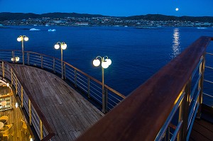 PONT ECLAIRE AVEC LA LUNE, BATEAU DE CROISIERE ASTORIA A L'ANCRE DANS LA BAIE, NUIT ARCTIQUE, ILULISSAT, GROENLAND 