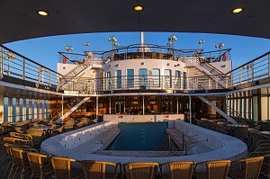 PONT PRINCIPAL AVEC LA PISCINE AU LEVER DU SOLEIL, BATEAU DE CROISIERE ASTORIA, GROENLAND