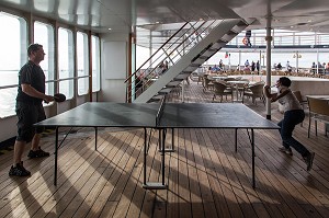 PARTIE DE TENNIS DE TABLE (PING-PONG), BATEAU DE CROISIERE ASTORIA, GROENLAND 