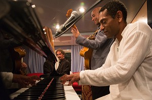 LE PIANO BAR POUR ECOUTER DE LA MUSIQUE ET DANSER, BATEAU DE CROISIERE ASTORIA, GROENLAND 