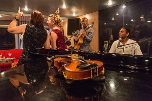 LE PIANO BAR POUR ECOUTER DE LA MUSIQUE ET DANSER, BATEAU DE CROISIERE ASTORIA, GROENLAND 