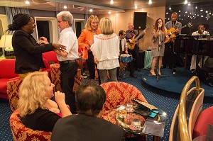 LE PIANO BAR POUR ECOUTER DE LA MUSIQUE ET DANSER, BATEAU DE CROISIERE ASTORIA, GROENLAND 