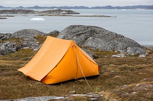 TENTE ISOLEE PLANTEE AU BORD DU FJORD, NUUK, GROENLAND 