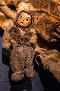 ENFANT MOMIFIE, MOMIES INUITS, MUSEE NATIONAL DE L'ETHNOLOGIE ET DE L'ART INUIT, NUUK, GROENLAND 