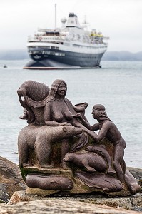 STATUE DE LA LEGENDE DE SEDNA, LA MERE DE LA MER, VIEUX PORT, BATEAU DE CROISIERE ASTORIA, NUUK, GROENLAND 