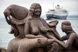 STATUE DE LA LEGENDE DE SEDNA, LA MERE DE LA MER, VIEUX PORT, BATEAU DE CROISIERE ASTORIA, NUUK, GROENLAND 