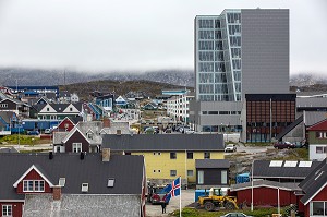 PARLEMENT MODERNE AU MILIEU DES MAISONS COLOREES EN BOIS DE LA VILLE DE  NUUK, CAPITALE DU GROENLAND 