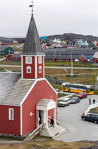 SORTIE DE MESSE D'ENTERREMENT, EGLISE EN BOIS DE LA VILLE DE  NUUK, CAPITALE DU GROENLAND 