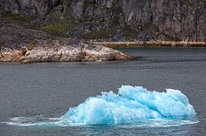 ICEBERG DE GLACE BLEUE DANS LE FJORD DE NARSAQ, GROENLAND 