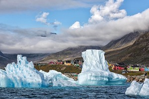 ICEBERGS DETACHES DES LANGUES GLACIERES DANS LE FJORD DEVANT LES MAISONS COLOREES EN BOIS DU VILLAGE DE NARSAQ, GROENLAND 