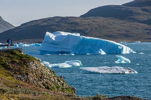 CAMERAMAN FILMANT LE SPECTACLE OFFERT PAR LES ICEBERGS FLOTTANT DANS LE FJORD DE LA BAIE DE NARSAQ, GROENLAND 