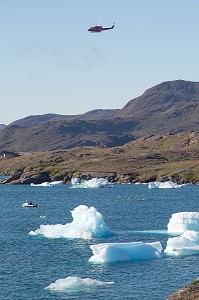 HELICOPTERE SURVOLANT LES ICEBERGS FLOTTANT DANS LE FJORD DE LA BAIE DE NARSAQ, GROENLAND 
